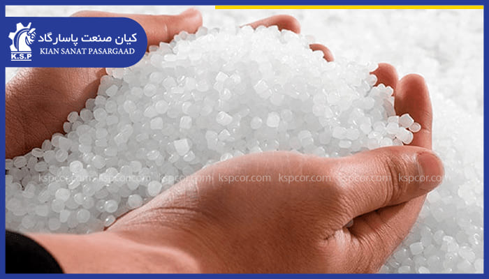 دانههای خالص گرانول پلیاتیلن سفید رنگ در دستان کارشناس کیان صنعت